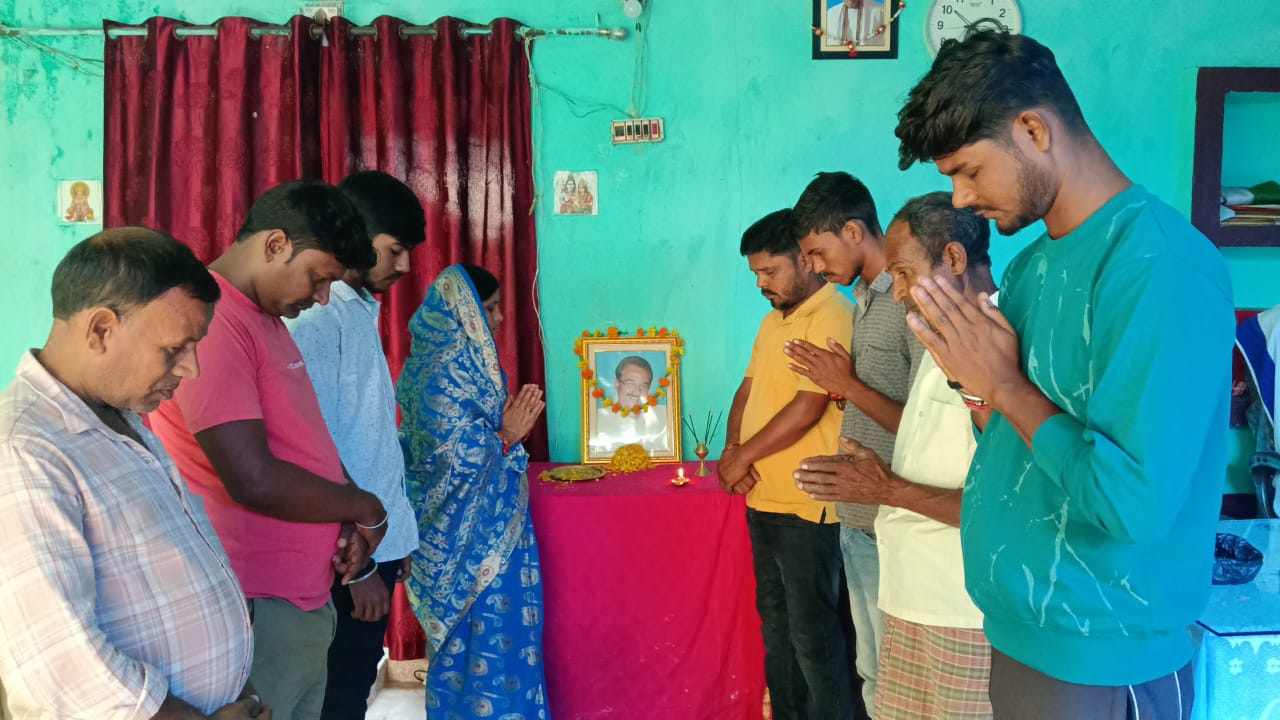 स्वर्गीय अनुराग आनंद सिंह उर्फ़ प्यारे सिंह के फ़ोटो पर माल्यार्पण कर लोगों ने दी श्रद्धांजलि! 1 People paid tribute by garlanding the photo of late Anurag Anand Singh alias Pyare Singh