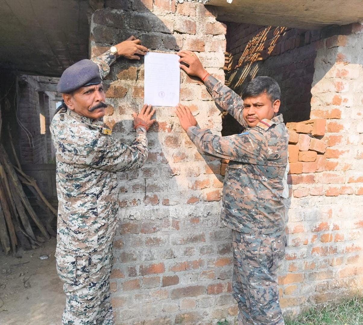 Tandwa police pasted a notice at the house of the absconding accused on murder charges