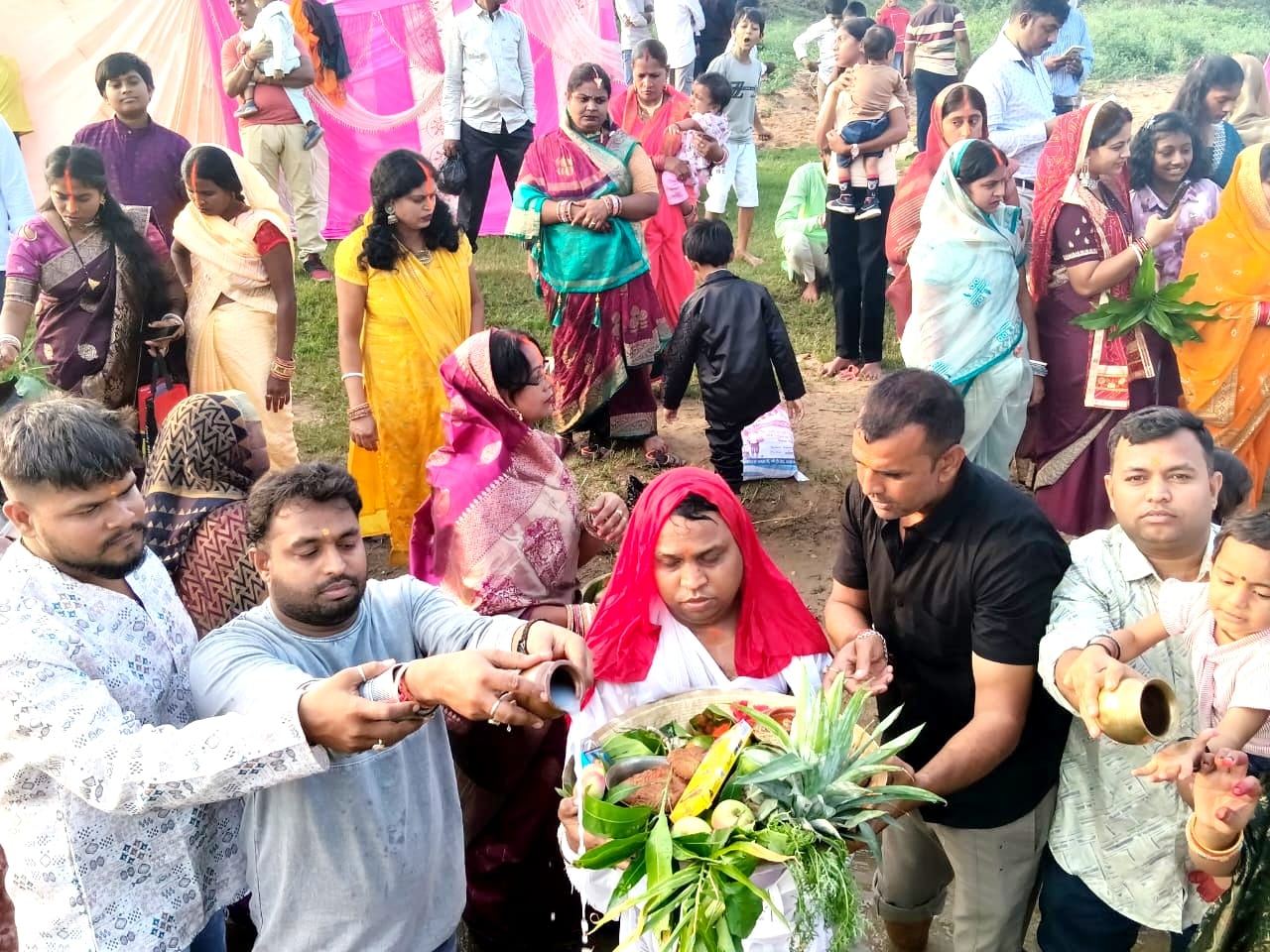 एतवारी छठ पर्व भगवान भास्कर को अर्घ्य अर्पित के साथ हुआ संपन्न 1 The Etwari Chhath festival concluded with offerings to Lord Bhaskar