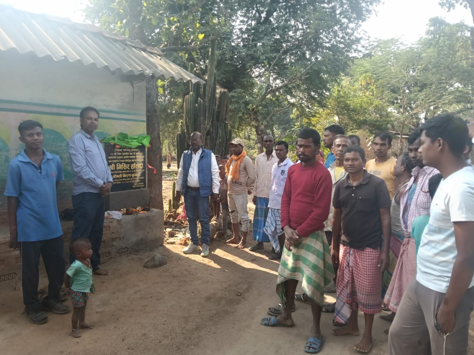 जिप सदस्य ने किया तालाब जीणोद्धार कार्य का शिलान्यास 1 The Zilla Parishad member laid the foundation stone for the pond restoration work