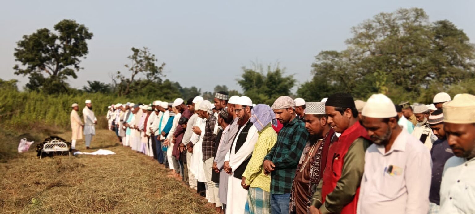 हजारों नम आंखों ने दी अंतिम विदाई, रिटायर्ड शिक्षक मो नासिरुद्दीन हुए सुपुर्द-ए-ख़ाक 1 Thousands of moist eyes bid farewell retired teacher Mo Nasiruddin was laid to rest