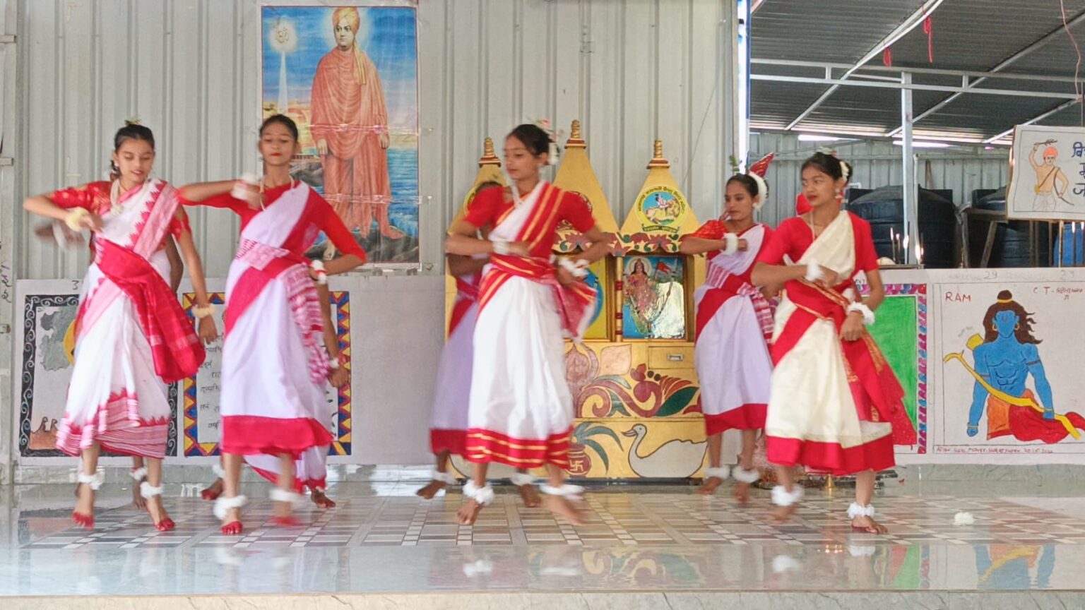 Tribal Pride Day and Jharkhand Foundation Day were celebrated with great enthusiasm at Bhamashah Saraswati Shishu Vidya Mandir Barahi