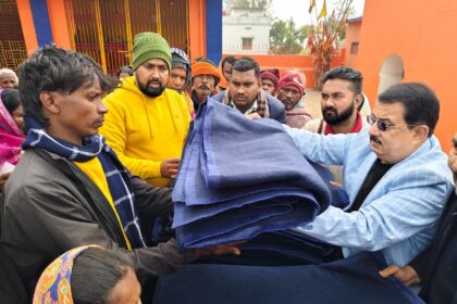 A blanket of relief in the harsh cold a big initiative of Hazaribagh Youth Wing distributing blankets to 100 needy people in Ward No. 4
