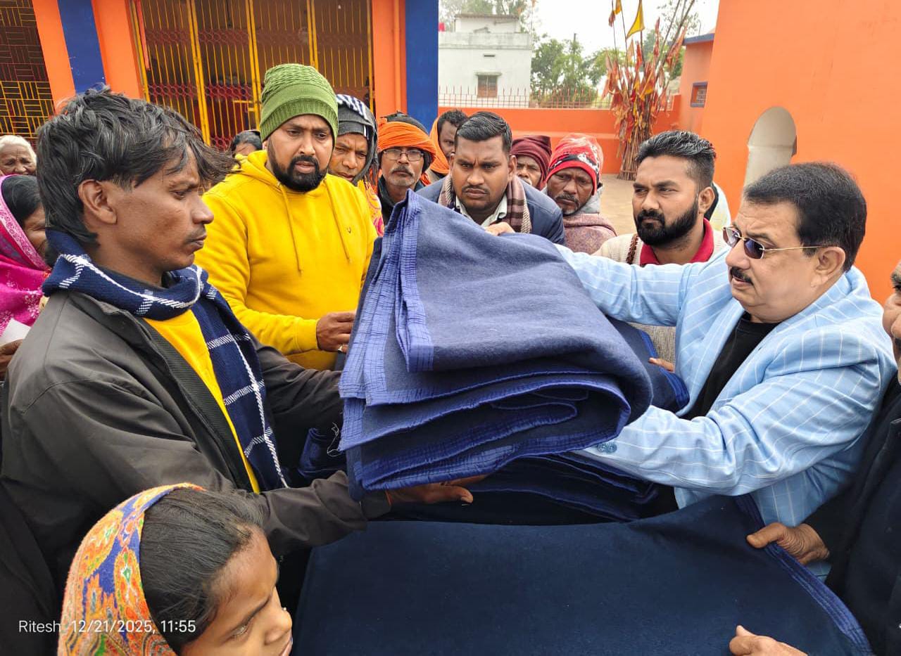 कड़ाके की ठंड में राहत की चादर, हजारीबाग यूथ विंग की बड़ी पहल वार्ड संख्या-4 में 100 जरूरतमंदों को कंबल वितरण 1 A blanket of relief in the harsh cold a big initiative of Hazaribagh Youth Wing distributing blankets to 100 needy people in Ward No. 4