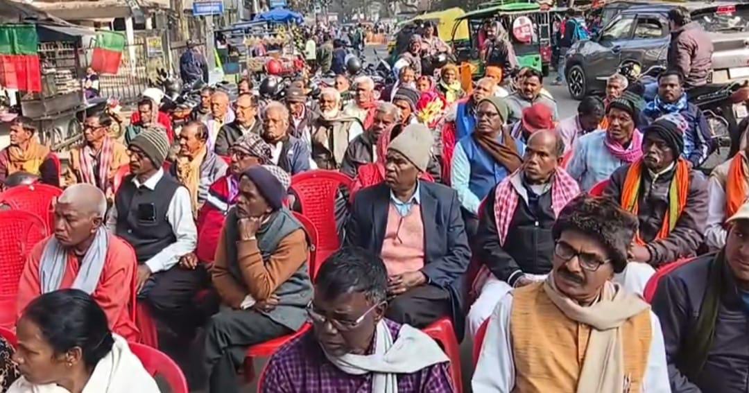 A day long sit in by the agitators over pending demands a memorandum of demands was submitted to the commissioner