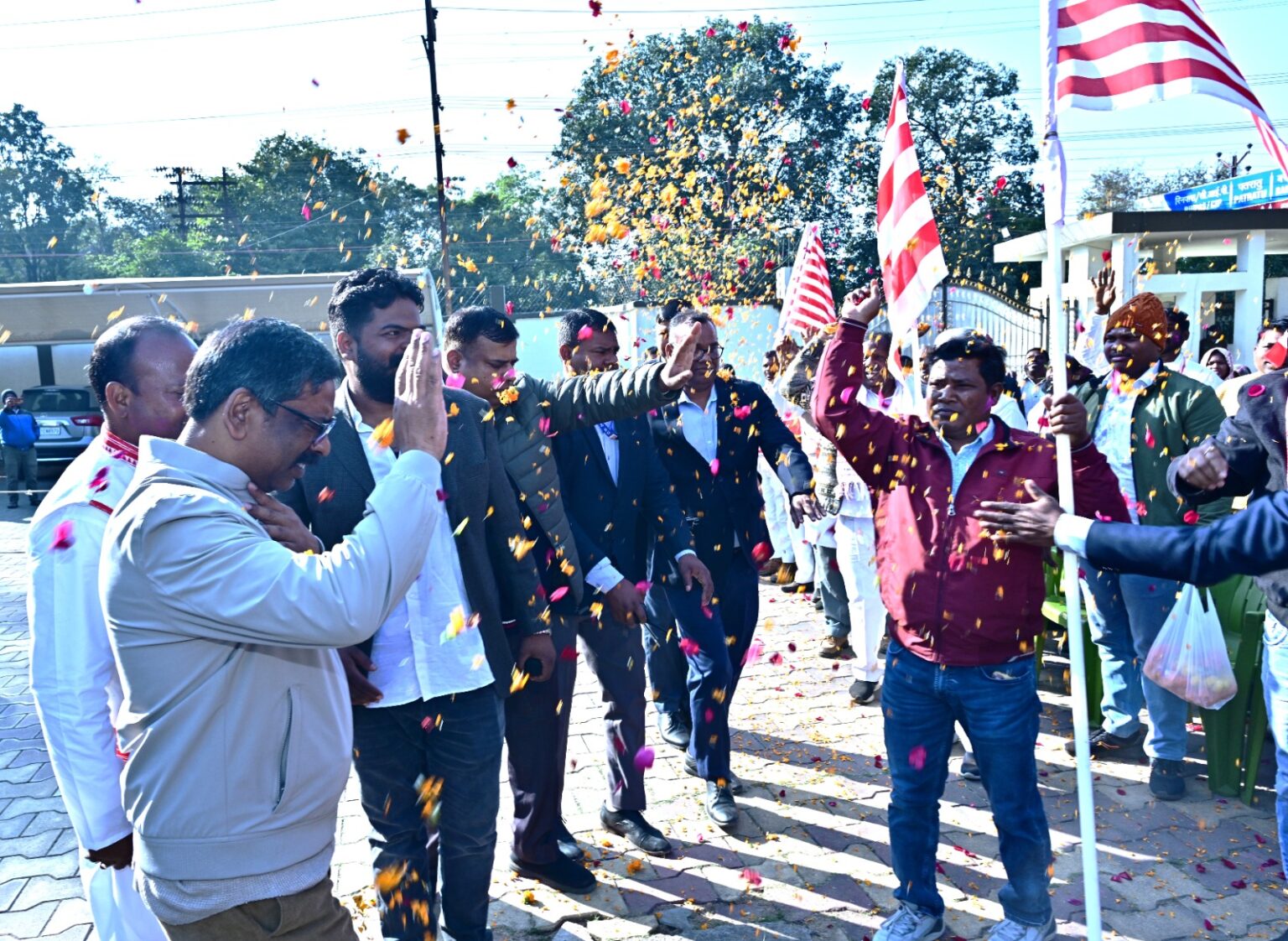 पेसा नियमावली को कैबिनेट से मंजूरी मिलने पर मुख्यमंत्री से मिला आदिवासी संगठनों का प्रतिनिधिमंडल, ढोल-नगाड़ों के साथ जताया आभार 1 A delegation of tribal organizations met the Chief Minister after the Cabinet approved the PESA Rules and expressed gratitude with drums and trumpets 1