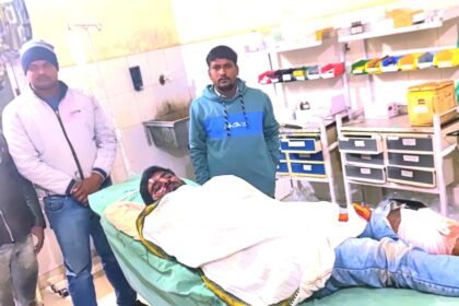 A young man was seriously injured in a road accident social worker Sikandar Kumar demonstrated humanity by taking the injured to the hospital