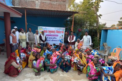 Blankets are being distributed continuously by Mehta Kushwaha Vikas Manch