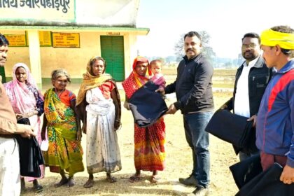 Blankets were distributed among 102 needy people in the block area by Jharkhand Nav Nirman Yuva Sena