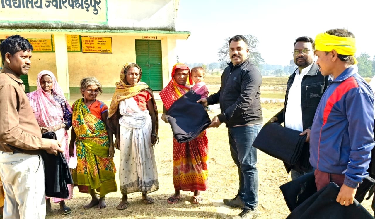 Blankets were distributed among 102 needy people in the block area by Jharkhand Nav Nirman Yuva Sena