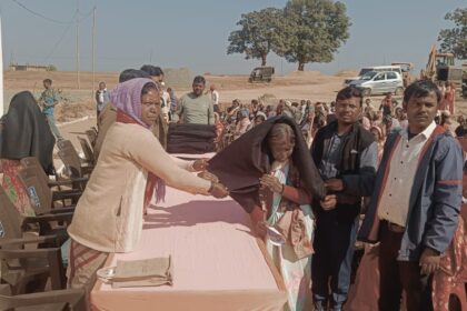 Blankets were distributed among 270 needy people in village Betar of Barwatoli Panchayat Block Chief Manish Oraon was the chief guest