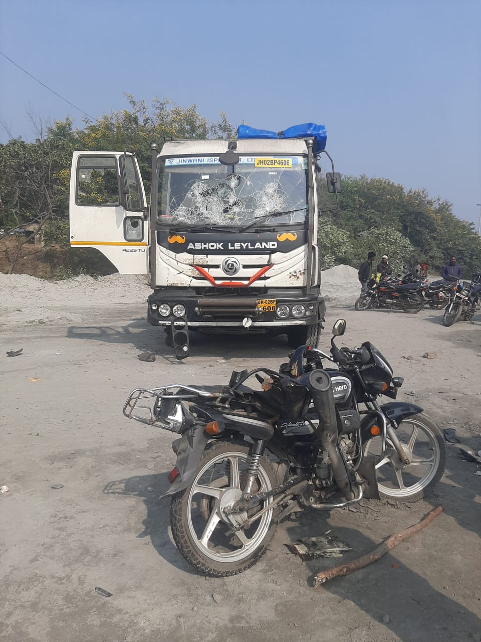 CPI leader Manirudin Ansari died after being hit by a Hiva angry villagers broke the windows of several vehicles