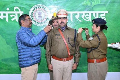 Chief Minister congratulates officers promoted to IPS rank honours them by presenting them with badges