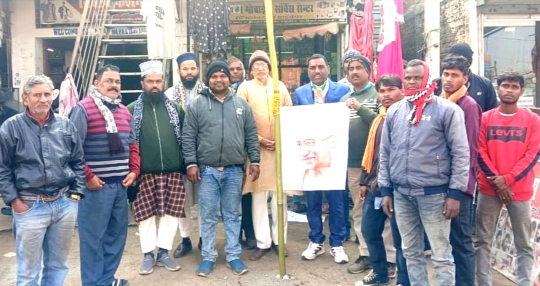 Congress workers in Barkatha celebrated the partys 140th foundation day. Sweets were distributed
