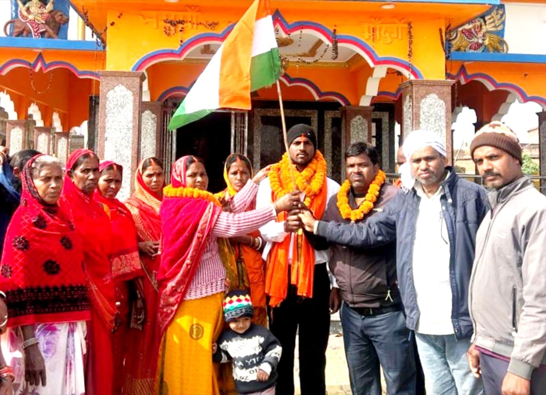 तुईयो गांव में अग्निवीर जवान आनंद प्रसाद का उपप्रमुख व ग्रामीणों ने किया स्वागत 1 Deputy Chief and villagers welcomed Agniveer Jawan Anand Prasad in Tuiyo village