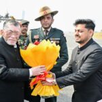 Deputy Commissioner and SSP welcomed the Governor on his arrival in Dhanbad