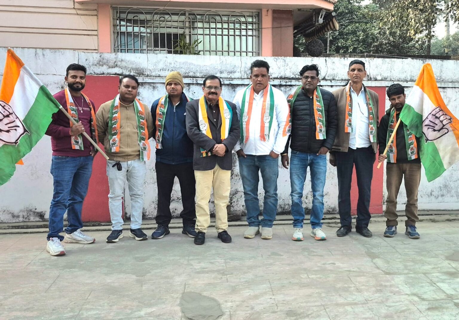 Dozens of Congress workers from Hazaribagh left for Delhi in the Constitution Bachao Rally led by former Congress candidate Dr RC Mehta