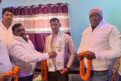 Family members protest against non payment of compensation block NH 419