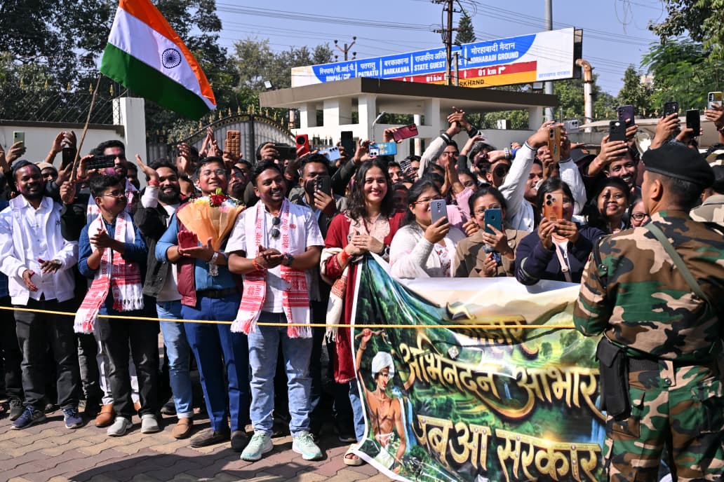 झारखंड उच्च न्यायालय के आदेश के बाद JSSC संयुक्त स्नातक स्तरीय परीक्षा परिणाम व नियुक्ति प्रक्रिया पर लगी रोक हटते ही अभ्यर्थियों में खुशी की लहर, सैकड़ों युवा पहुंचे मुख्यमंत्री आवास 1 Following the Jharkhand Hig