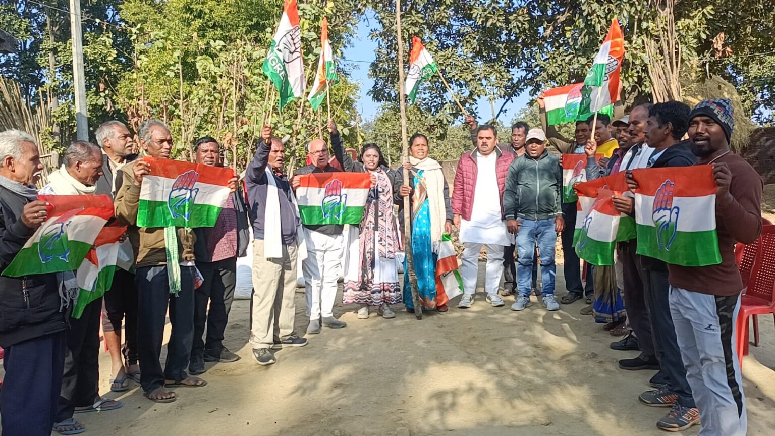 Former Sadar Assembly candidate Munna Singh celebrated the 140th foundation day of the Congress Party with Congress workers in Katkamdag