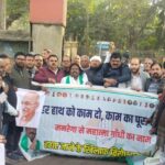 Former Sadar Assembly candidate Munna Singh staged a protest against the decision to remove Mahatma Gandhis name from MNREGA