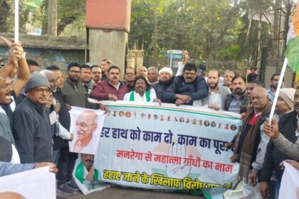 Former Sadar Assembly candidate Munna Singh staged a protest against the decision to remove Mahatma Gandhis name from MNREGA