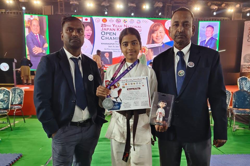 कराटे में हर्षिका सिंह का राष्ट्रीय मंच पर शानदार प्रदर्शन, दो सिल्वर मेडल जीतकर बढ़ाया हजारीबाग का मान 1 Harshika Singhs brilliant performance in Karate on the national stage increased the pride of Hazaribagh by winning two silver medals