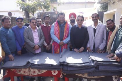 Hazaribagh Youth Wing distributed blankets in Ward No. 26 MP Manish Jaiswal attended as the chief guest