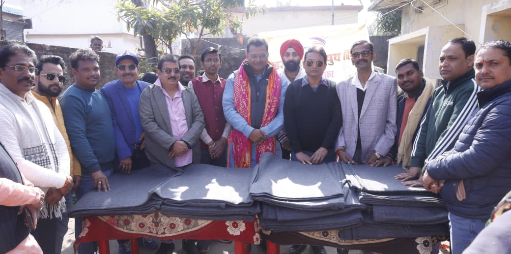 Hazaribagh Youth Wing distributed blankets in Ward No. 26 MP Manish Jaiswal attended as the chief guest