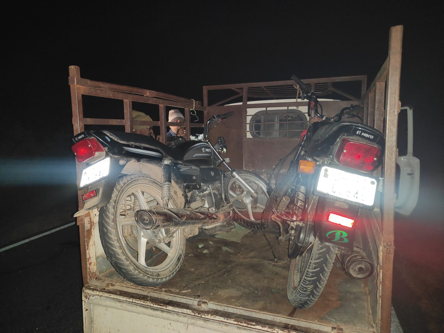 दो मोटरसाईकिल की सीधी टक्कर में 3 गंभीर रूप से घायल 1 IMG20251211194825