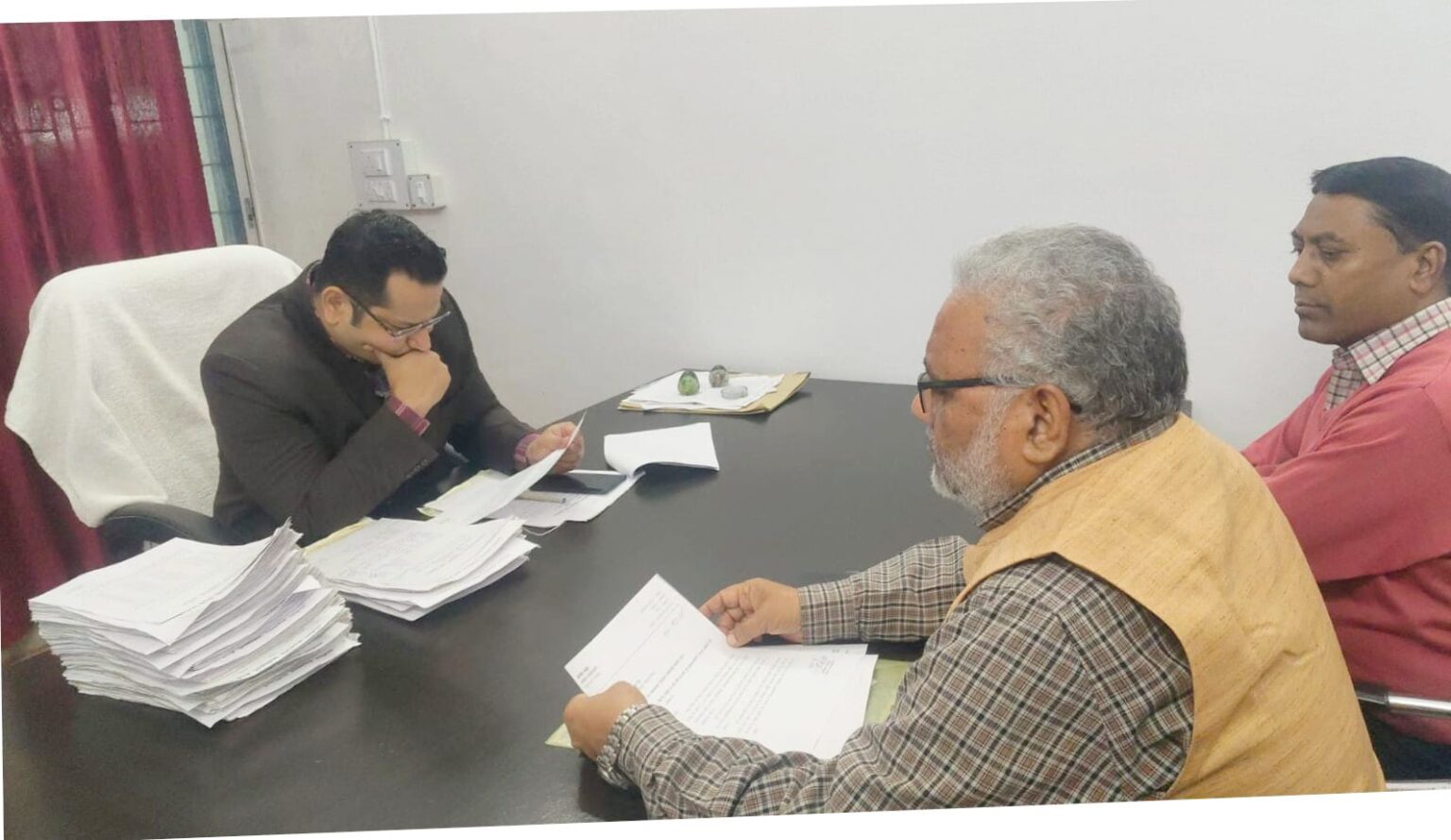 Jharkhand movement leader Iftikhar Mahmood met the Executive Magistrate regarding the electricity problem in Bermo subdivision
