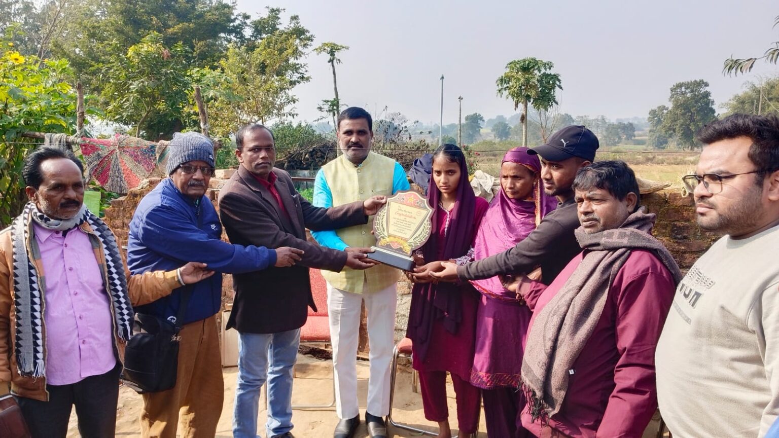 Jharpos daughter Alia Parveen selected in Air Force honored by Pelawal Vikas Manch