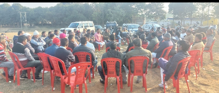 Lohardaga Gumla Truck Owners Association launched a strong agitation against the arbitrary behavior of Hindalco employees