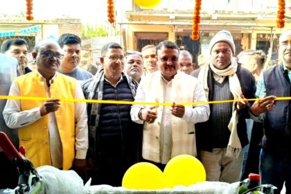 MLA Amit Yadav inaugurated the Kisan Agro Agency establishment at Barkatha Bazaar Road