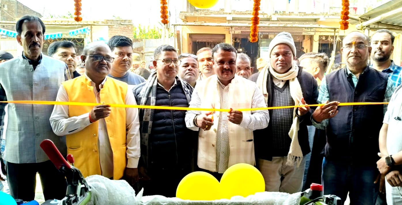 MLA Amit Yadav inaugurated the Kisan Agro Agency establishment at Barkatha Bazaar Road