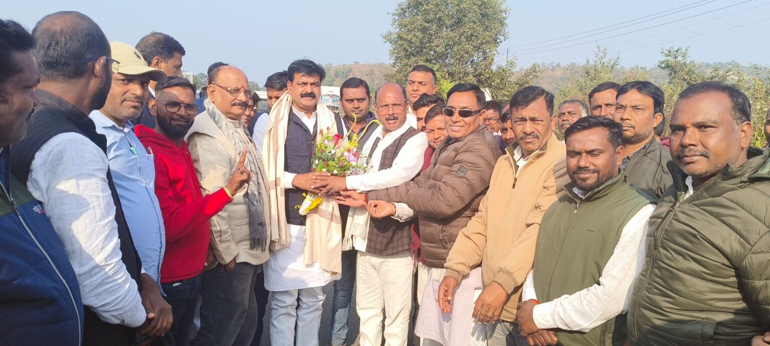 MLA Manoj Yadav gave a grand welcome to Bihar Governments Minority and Welfare Minister Jama Khan in Barhi