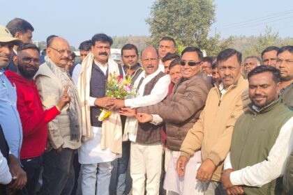 MLA Manoj Yadav gave a grand welcome to Bihar Governments Minority and Welfare Minister Jama Khan in Barhi
