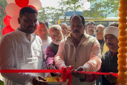 MLA Pradeep Prasad inaugurated the new solar showroom of Kavya Power Solution in Hazaribagh