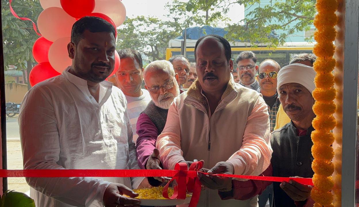 MLA Pradeep Prasad inaugurated the new solar showroom of Kavya Power Solution in Hazaribagh