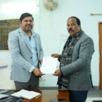 MLA Pradeep Prasad met the Deputy Chief Engineer regarding the dilapidated roads in the railway area of ​​Hazaribagh and demanded immediate reconstruction
