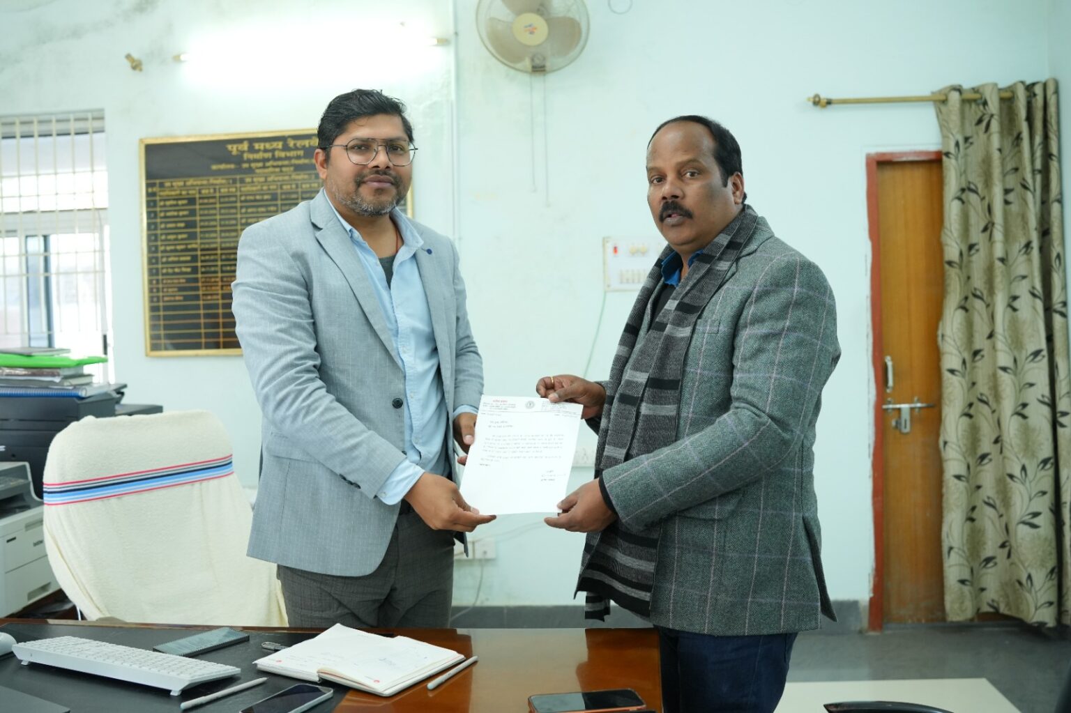 MLA Pradeep Prasad met the Deputy Chief Engineer regarding the dilapidated roads in the railway area of ​​Hazaribagh and demanded immediate reconstruction