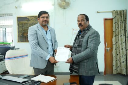 MLA Pradeep Prasad met the Deputy Chief Engineer regarding the dilapidated roads in the railway area of ​​Hazaribagh and demanded immediate reconstruction