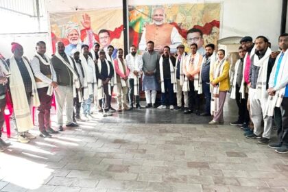 MP Manish Jaiswal congratulated the newly elected office bearers of Hazaribagh Press Club and honoured them by presenting them shawls