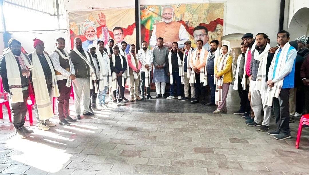 MP Manish Jaiswal congratulated the newly elected office bearers of Hazaribagh Press Club and honoured them by presenting them shawls