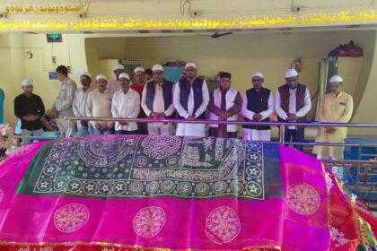 Minority Fronts newly appointed district president Sagir Khan offered a chadar at the tomb of Data Mehboob Shah and prayed for peace and strengthening of the organization