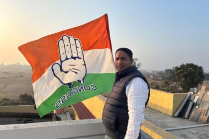 On the 140th foundation day of the Congress OBC District President Ajay Prajapati hoisted the party flag and pledged to strengthen the organization