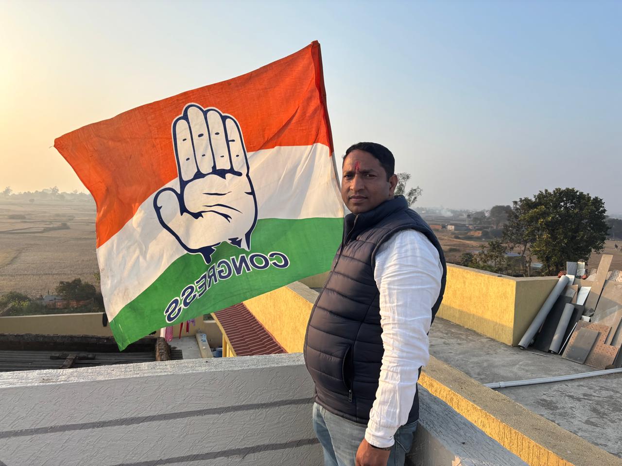 On the 140th foundation day of the Congress OBC District President Ajay Prajapati hoisted the party flag and pledged to strengthen the organization
