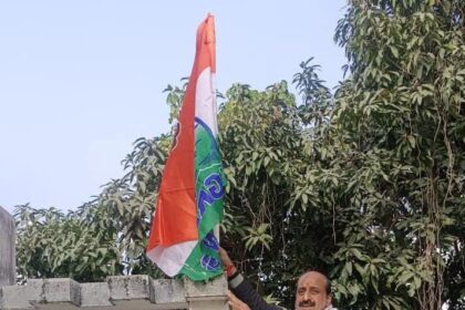 On the 140th foundation day of the Congress Uday Lakhmani hoisted the party flag and pledged to protect the Constitution and democracy