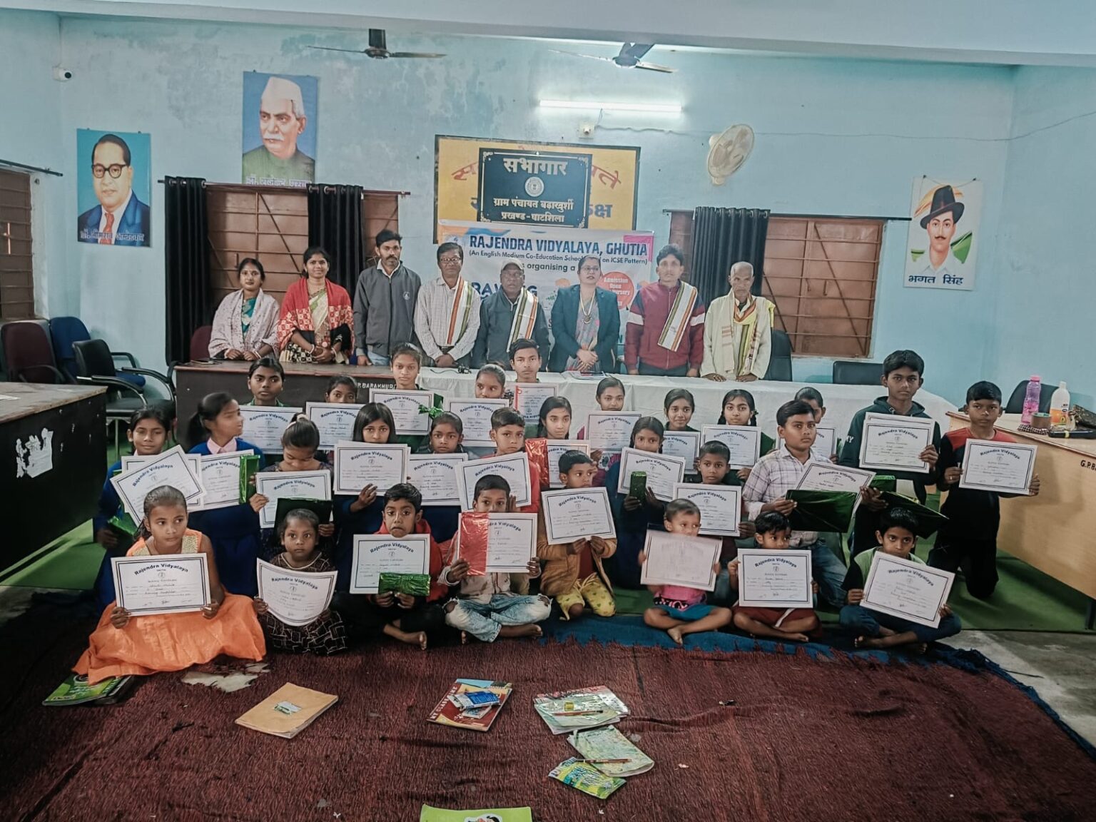 Principal of Rajendra Vidyalaya Ghutiya organized painting and speech competition in Bada Khursi Panchayat Bhawan