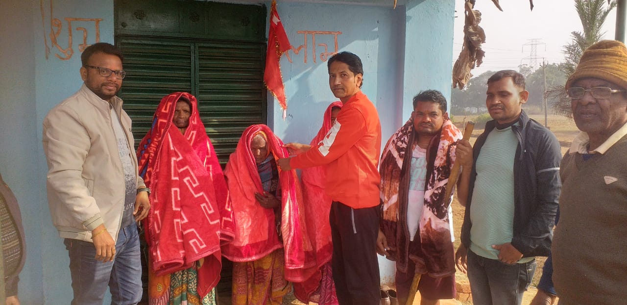 Relief from the cold in Jarmundi Youth leader Ravi Kumar distributed blankets to hundreds of needy people